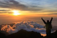 12 Gunung Di Indonesia yang Memiliki Sunrise Terindah