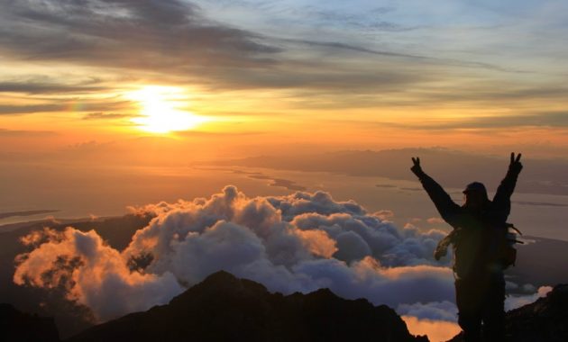 12 Gunung Di Indonesia yang Memiliki Sunrise Terindah