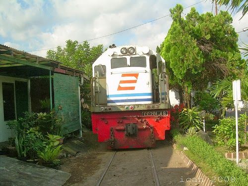 Kereta Lewat Depan Rumah