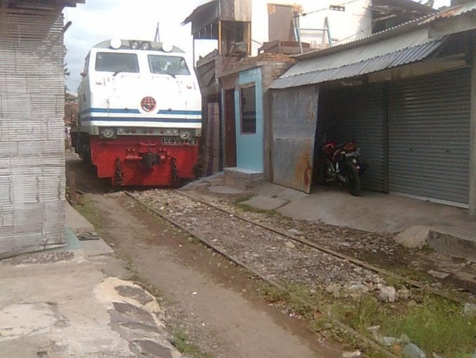 Kereta Membelah Pemukiman Padat