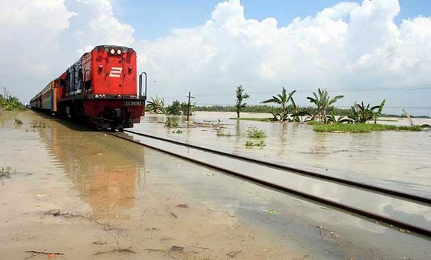 Kereta Mengarungi Banjir