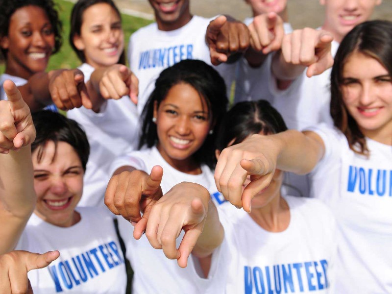 ketika kamu merasa rindu dan kesepian, kamu bisa mengisi waktu luangmu dengan suatu hal yang baru, misalnya menjadi volunteer. selain kamu bisa menghilangkan rasa galaumu, kamu juga bisa mendapatkan pengalaman. gambar via: www.goodwillgr.org