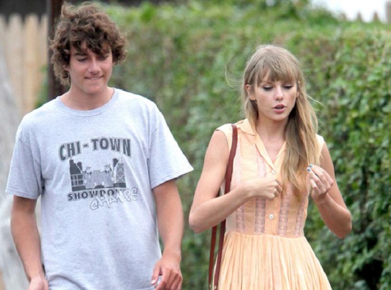 Bicara hubungan Taylor dan Connor lekat dengan istilah "Summer Sweet Love". Gambar via: www.nydailynews.com