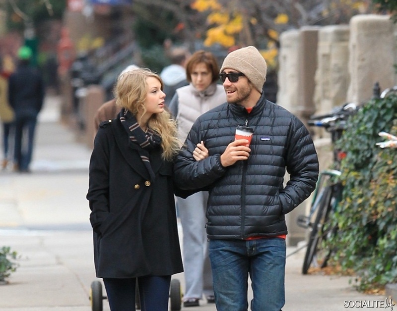 Taylor dan Jake terlihat jalan bareng di New York. Gambar via: www.socialitelife.com