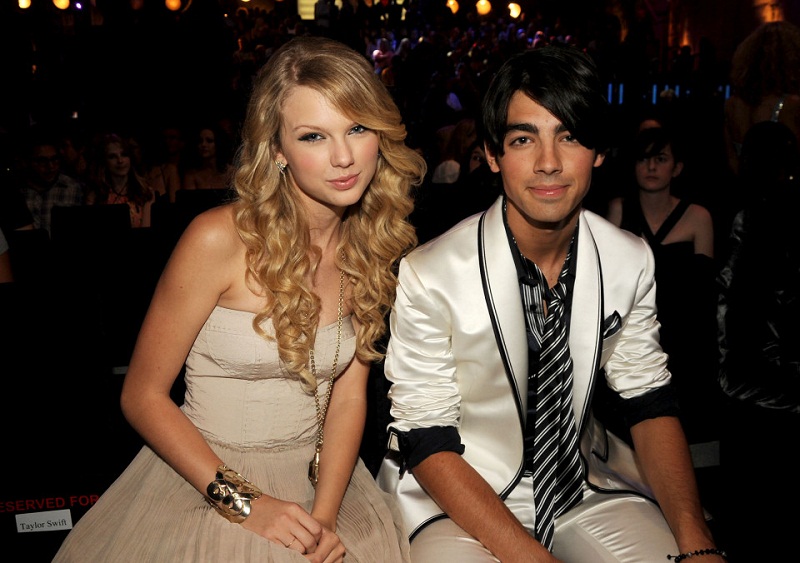 Taylor Swift diputusin via telepon oleh Joe Jonas. Gambar via: www.thesun.co.uk