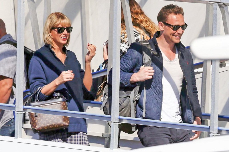 Taylor dan Tom tertangkap kamera pergi berlibur ke Australia usai merayakan hari 4 Juli. Gambar via: www.popsugar.com