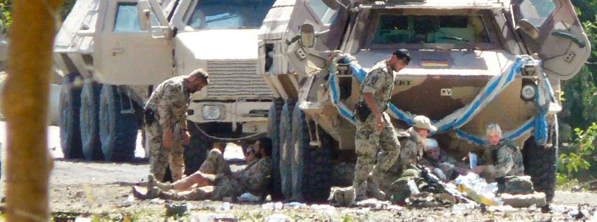 German soldiers of NATO's International Security Assistance Force (ISAF) help their injured comrades, after a suicide car bomb attack on their convoy in Khan Abad district of Kunduz province, northern Afghanistan on 05 September 2009. A suicide attacker, rammed his explosive-filled vehicle into a convoy of German military, injuring three German soldiers in Kunduz, a day after a German-ordered airstrike in which dozens of people were killed in the same province. EPA/JAWED KARGAR +++(c) dpa - Bildfunk+++