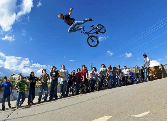 foto keren Atlit BMX Saat Akrobat