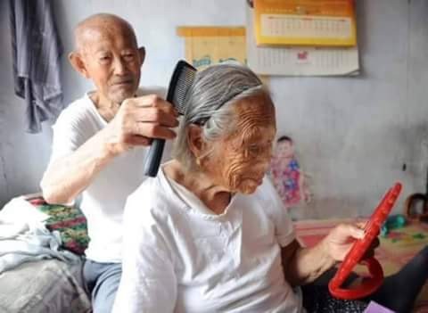 Menyisir Rambut Pasangan