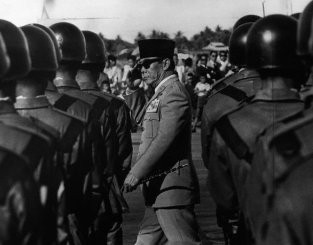 Soekarno Saat Melintas Diantara Barisan TNI