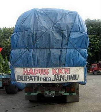 Truk Kritik Bupati