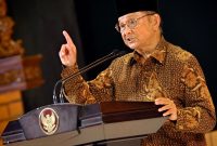 Berkat Jasanya di Bidang Aeronautika, BJ Habibie Dinobatkan Menjadi Tokoh Inovasi Nasional Oleh Menristekdikti