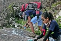 Hebat! Perempuan Ini Tak Gentar Membersihkan Sampah dan Vandalisme di Gunung