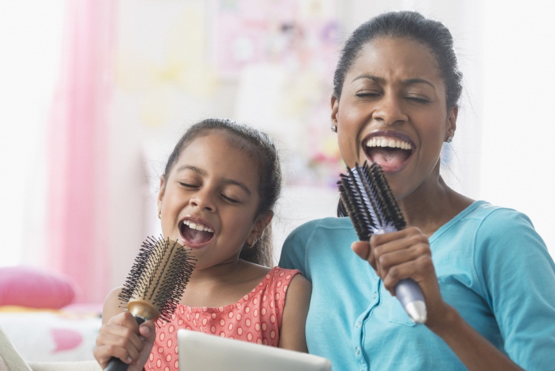 Dulu kecil sering menyanyikan lagu favorit ibu bersamanya. Gambar via: www.sheknows.com