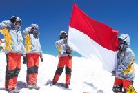 Empat Mahasiswi UGM Ini Berhasil Mengibarkan Merah Putih Di Puncak Himalaya