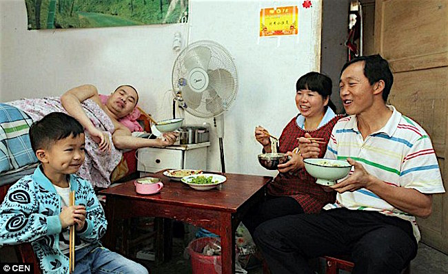 Xu Xihan (terbaring) bersama bekas istrinya, Xie Xiping dan Liu Zongkui. Foto: CEN/Daily Mirror