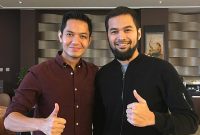 10 Momen Persahabatan Duo Ganteng nan Soleh: Dude Harlino dan Teuku Wisnu