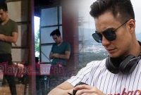 Beredar Foto Baim Wong Sholat Beralaskan Karung dan Kardus di Lokasi Syuting, Bukti Tak Selamanya Artis Mengabaikan Ibadah!