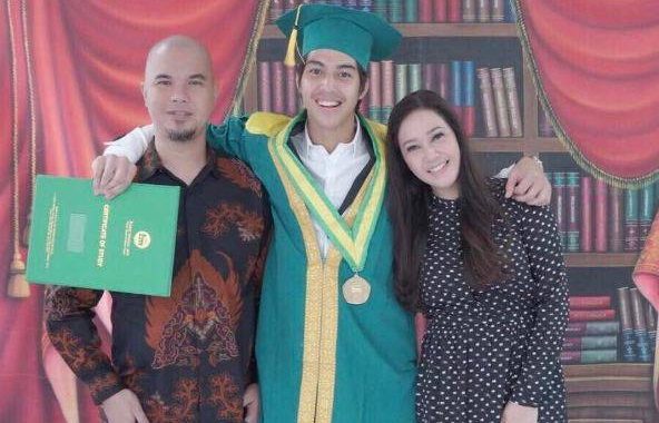 Adem, 6 Seleb Cantik ini Hadiri Wisuda Anak Bareng Mantan Suami!