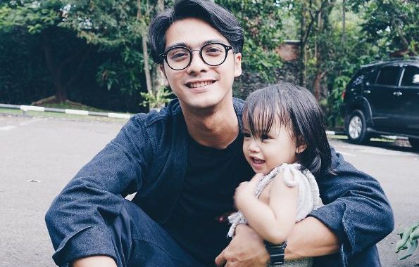 Perubahan Penampilan Jadi Kado Ulang Tahun Pernikahan Herfiza Untuk Ricky Harun?