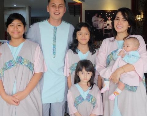 15 Potret Kekompakan Keluarga Artis Saat Lebaran!