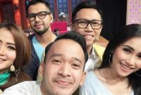 Ayu Ting Ting Dianggap Sengaja Duduki Kepala Raffi Ahmad, Netizen Minta KPI Boikot Acara ini Karena Tidak Mendidik!