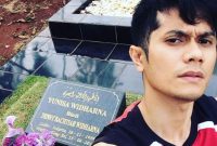 3 Artis ini Gak Lupa Ziarah ke Makam Pasangan Pertama, Sebelum Akhirnya Mutusin Buat Nikah Lagi!