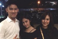 11 Potret Kompaknya Keluarga Artis ini Bikin Iri. Nomor 10 Manis Banget!