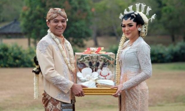 Resmi Nikah di Candi Borobudur, 10 Potret Pernikahan Vicky Shu ini Benar-benar Kelihatan Bahagianya, yang Terakhir Lucu deh!