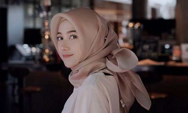 Bingung Mau Tampil Kayak Gimana ke Nikahan Teman? 7 Model Hijab ala Selebgram Tanah Air ini Cocok Buat Kamu Jadiin Inspirasi, lho!