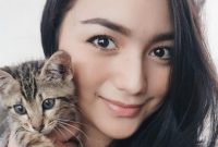 10 Potret Artis Bareng Kucing Peliharaannya ini Bikin Gemes! No 9 Lebih Lucu Kucingnya atau yang Punya?