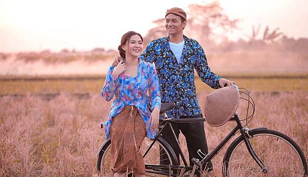 Sayang-sayangan di Tengah Sawah, 5 Potret Prewedding Vicky Shu ini Romantis Abis