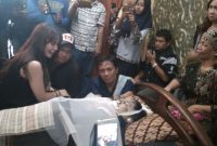 Tiba di Rumah Duka, Momo Geisha: “Pak, aku sudah datang, bangunlah. Aku mohon bangun, kami sudah kumpul semua ini,”