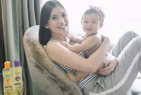 Gaya Momong Anak 10 Artis Cantik yang Sudah Jadi Mama Muda ini Bikin Salah Fokus