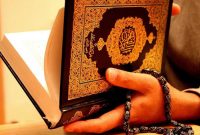 Setelah Penat Seharian, 7 Potret Penumpang KRL Baca Al Qur’an ini Sukses Bikin Mata Sejuk