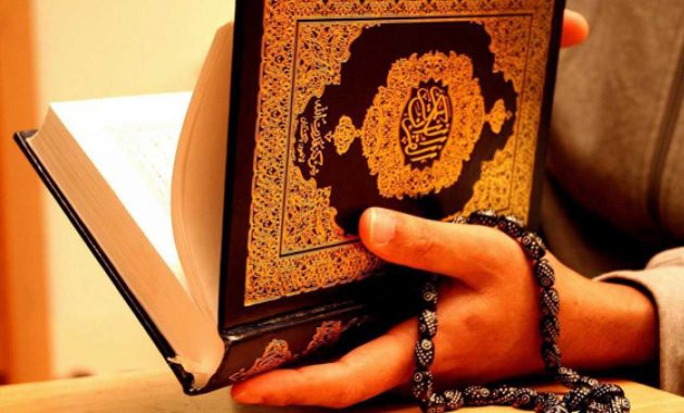 Setelah Penat Seharian, 7 Potret Penumpang KRL Baca Al Qur’an ini Sukses Bikin Mata Sejuk