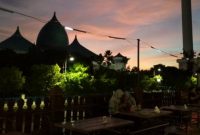 Tempat Gaul di Sini Tawarkan Senja Indah dan Sayup Lantunan yang Menggetarkan Jiwa