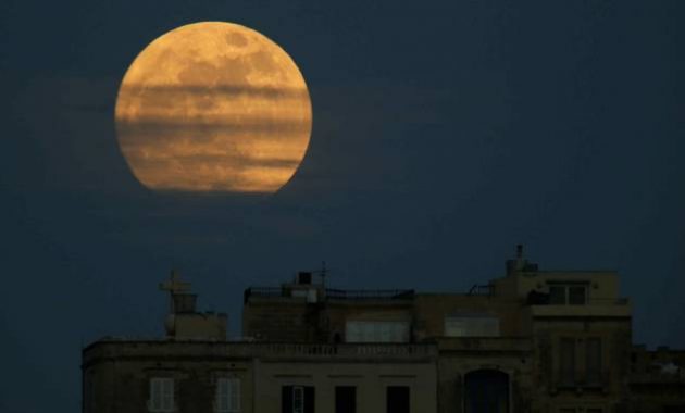 Foto-foto Fenomena Supermoon Tahun Baru 2018