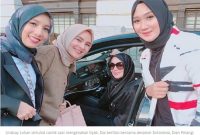 Cantiknya Lindsay Lohan Pakai Hijab