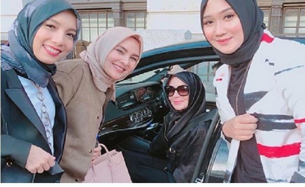 Cantiknya Lindsay Lohan Pakai Hijab