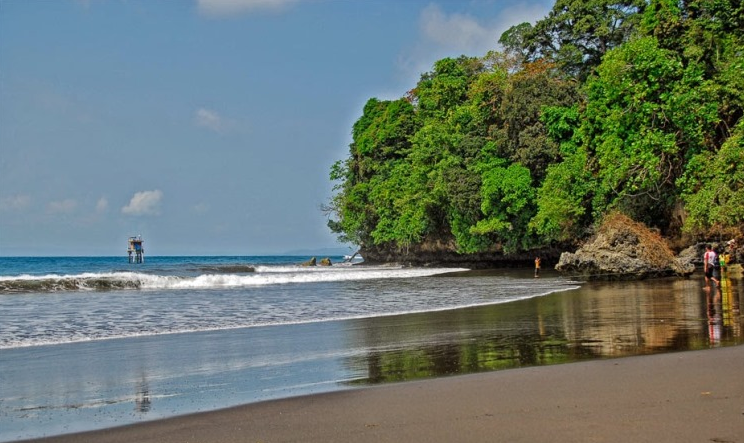 Menelusuri Keindahan Pantai Pangandaran