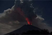 Gunung Agung Erupsi Lontarkan Lava Pijar