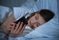 Ngeri, Akibat Main Smartphone di Tempat Tidur