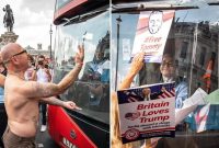 Diserang Demonstran, Seorang Supir Berhijab di London Tetap Tersenyum