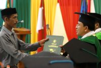 Ayah Mewakili Wisuda Putrinya, Rina Muharrami yang Meninggal Pasca Sidang