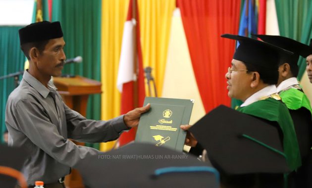 Ayah Mewakili Wisuda Putrinya, Rina Muharrami yang Meninggal Pasca Sidang