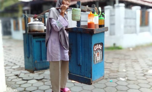 Saminem, Wanita Tangguh Penjual Cilok Pikul