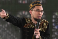 Ustaz Adi Hidayat Hadiahkan Umrah untuk Ayah Rina Muharrami