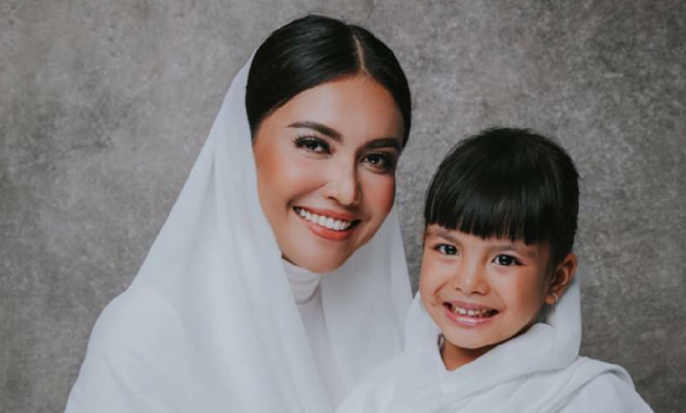 Denada Bagikan Potret Putrinya yang Minta Dipakaikan Kerudung Sebelum Kemoterapi