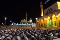 Meski Diguyur Hujan, Jamaah Salat Tarawih di Uzbekistan Tetap Melanjutkan Salat